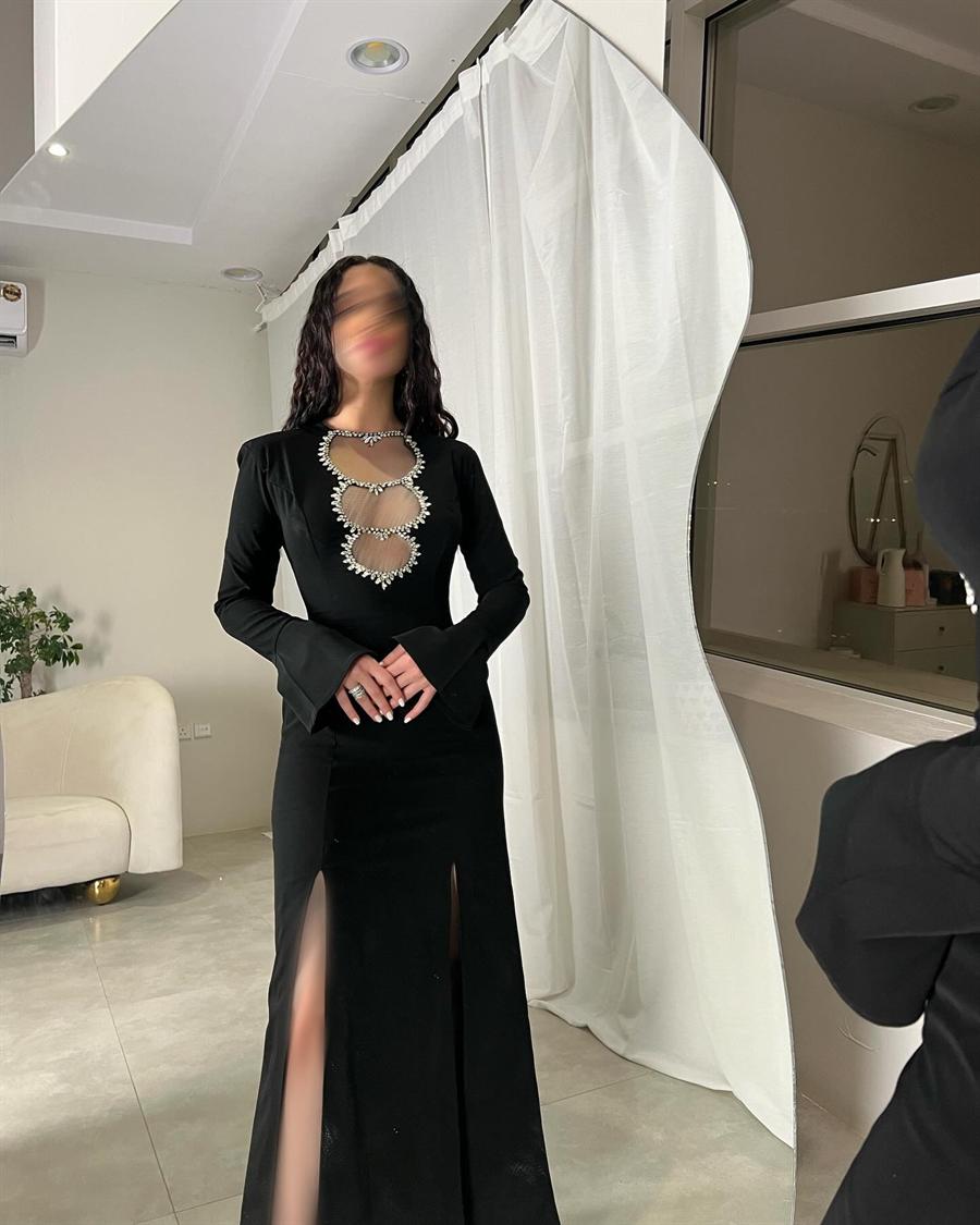 فستان أسود مرصّع