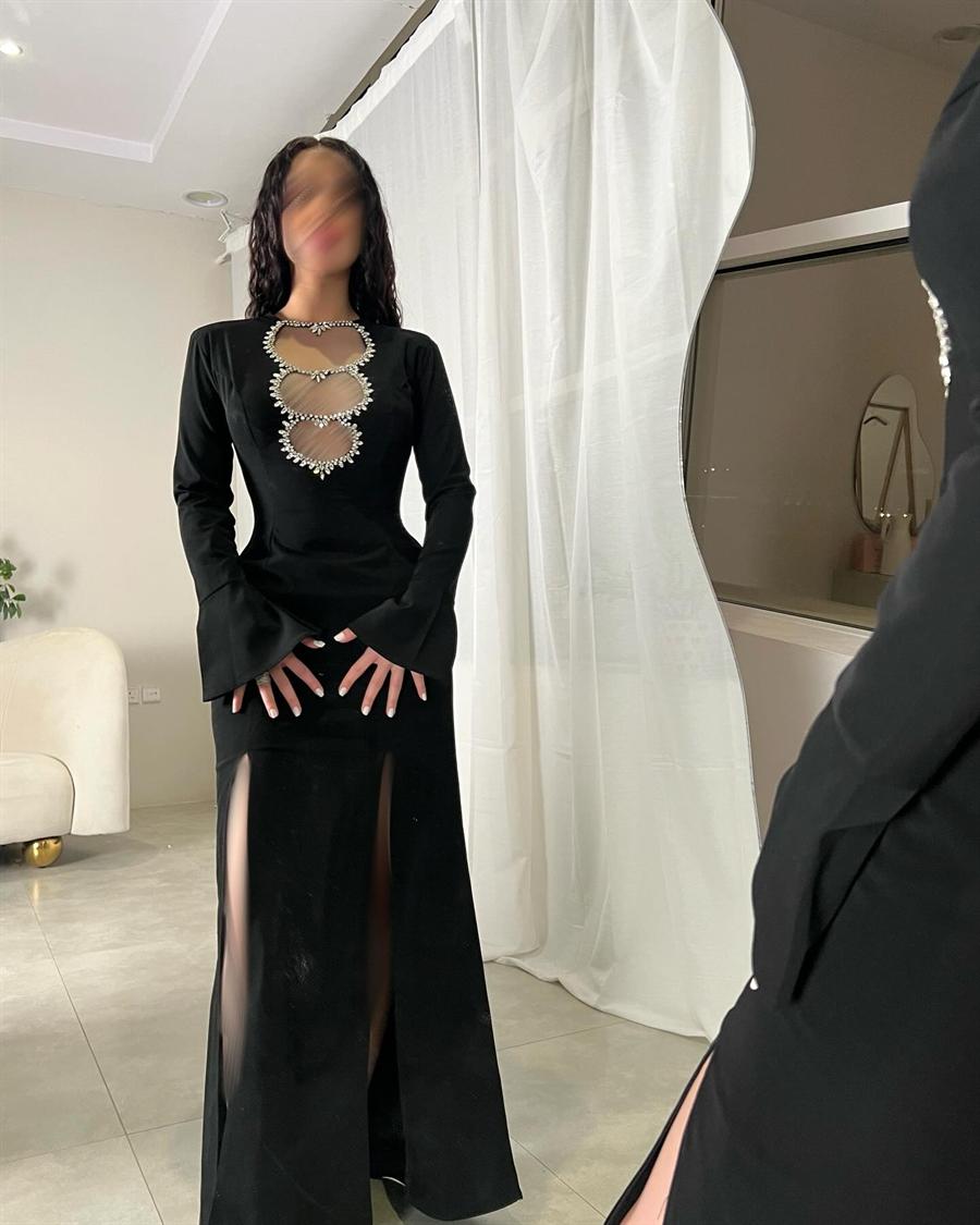 الفستان الأسود المرصع بفتحة جانبية، وقفة كاملة