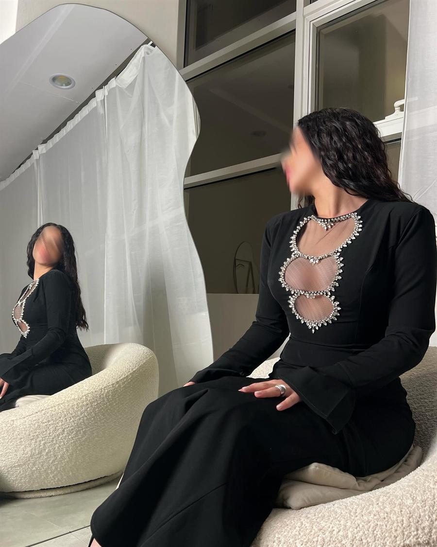 الفستان الأسود المرصع، جلسة على الكنبة