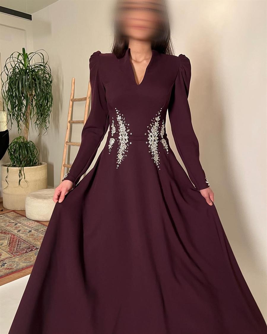 فستان عنابي مطرّز