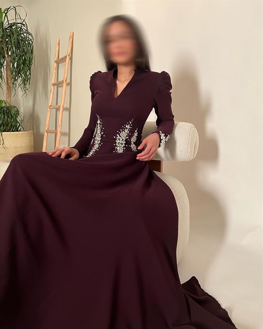 الفستان العنابي كاملاً بذيله