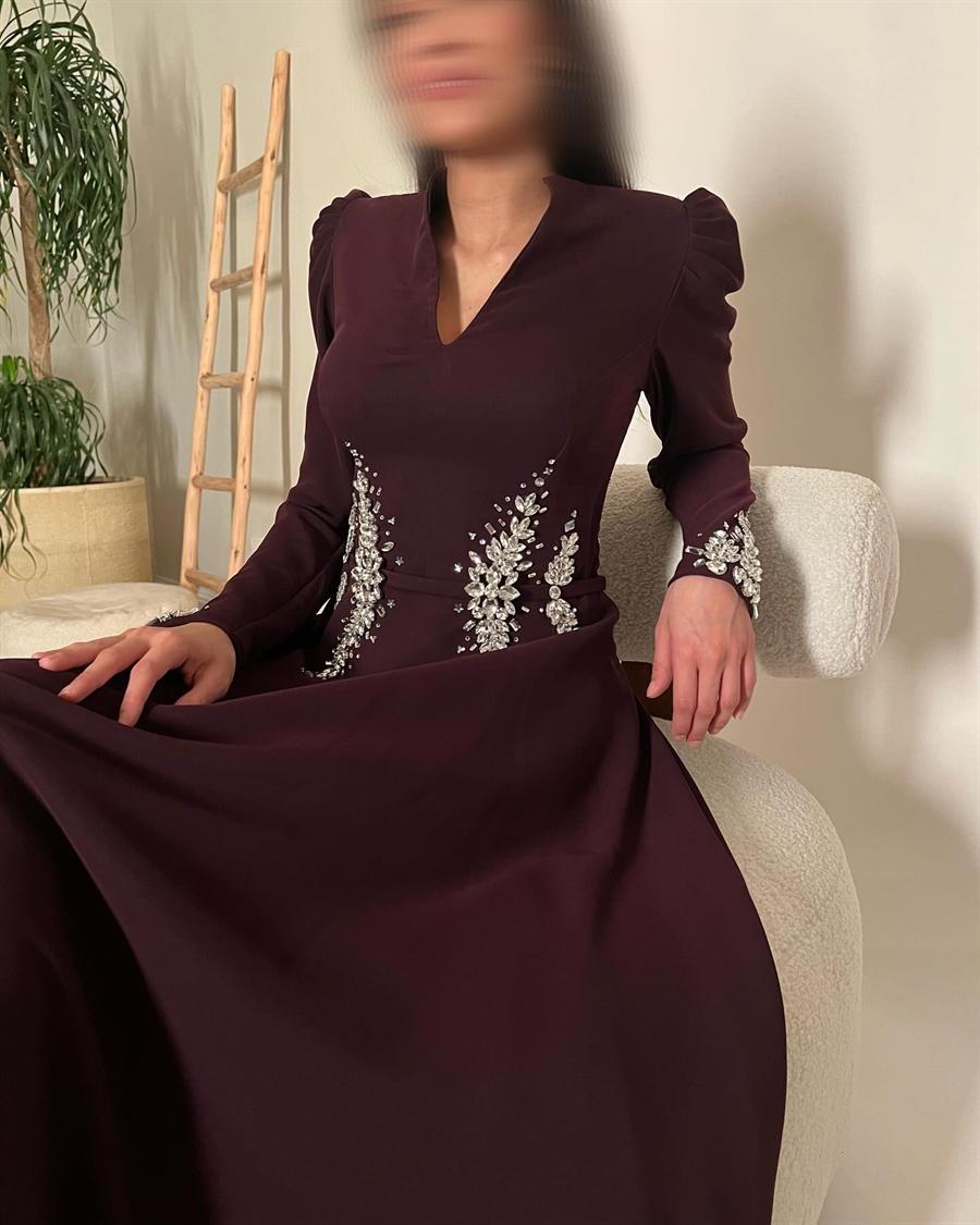 الفستان العنابي بتنورته الواسعة